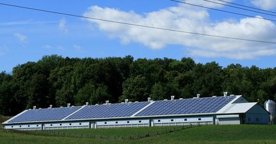 Panele słoneczne na dachu obory - krok po kroku
